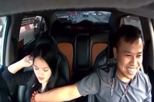 Brinque com lindos seios lindos o suficiente